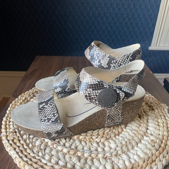 Abeo Una Wedge Sandal Size 10 Leather Snakeskin Summer Neutral Comfortable 10/10 - Picture 5 of 12